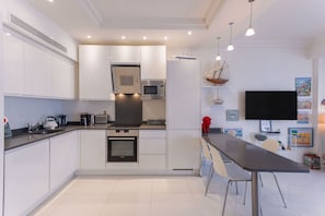 Réfrigérateur, micro-ondes, plaque de cuisson, lave-vaisselle