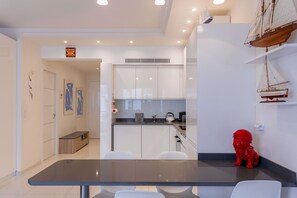 Refrigerador, microondas, parrilla de estufa y lavavajillas 