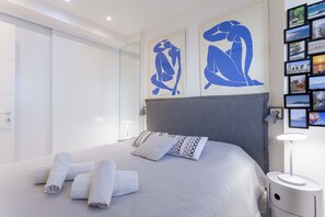 1 habitación, tabla de planchar con plancha y cuna de viaje 