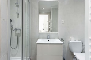 Douche, sèche-cheveux