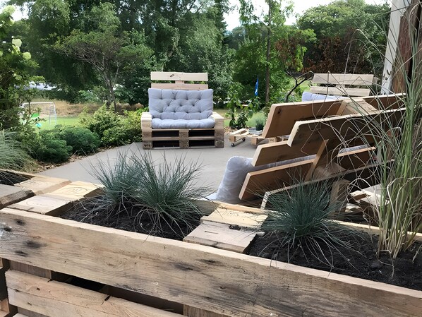 Property grounds - Apartment 'Landliebe' with Private Terrace, Private Garden and Wi-Fi (Heide)