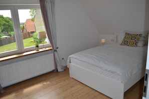 3 bedrooms, free WiFi, bed sheets, wheelchair access