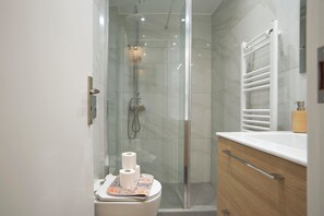 Secadora de cabello, toallas, jabón, papel de baño