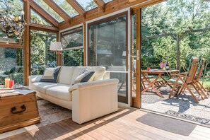 Televisie, een open haard, een dvd-speler en een tafeltennistafel