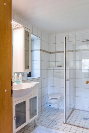 Shower, hair dryer, towels - Holiday Home 'Am Meer' with Sea View, Private Terrace and Wi-Fi (Langballig)