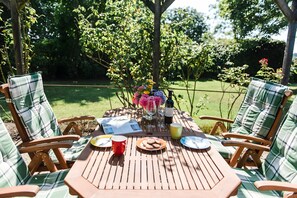 Outdoor dining - Holiday Home 'Am Meer' with Sea View, Private Terrace and Wi-Fi (Langballig)