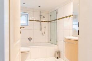 Suihku, hiustenkuivaaja, pyyhkeet