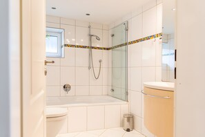 Regadera, secadora de cabello, toallas 