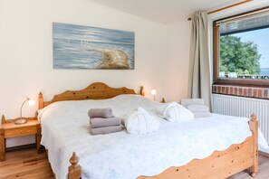 2 bedrooms, iron/ironing board, free WiFi, bed sheets - Holiday Home 'Hanghaus Am Meer' with Sea View, Private Terrace and Wi-Fi (Langballig)