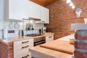 Fridge, oven, stovetop, dishwasher