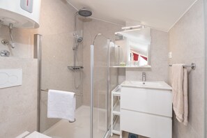 Douche, sĂšche-cheveux, serviettes fournies, savon