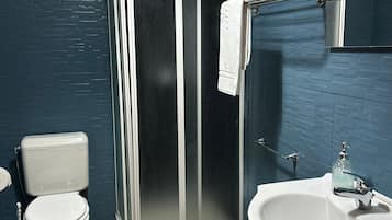 Comfort Triple Room, City View | Bathroom