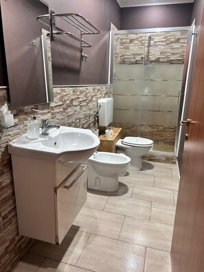 Deluxe vierpersoonskamer, uitzicht op stad | Badkamer | Gratis toiletartikelen, een haardroger, handdoeken, zeep