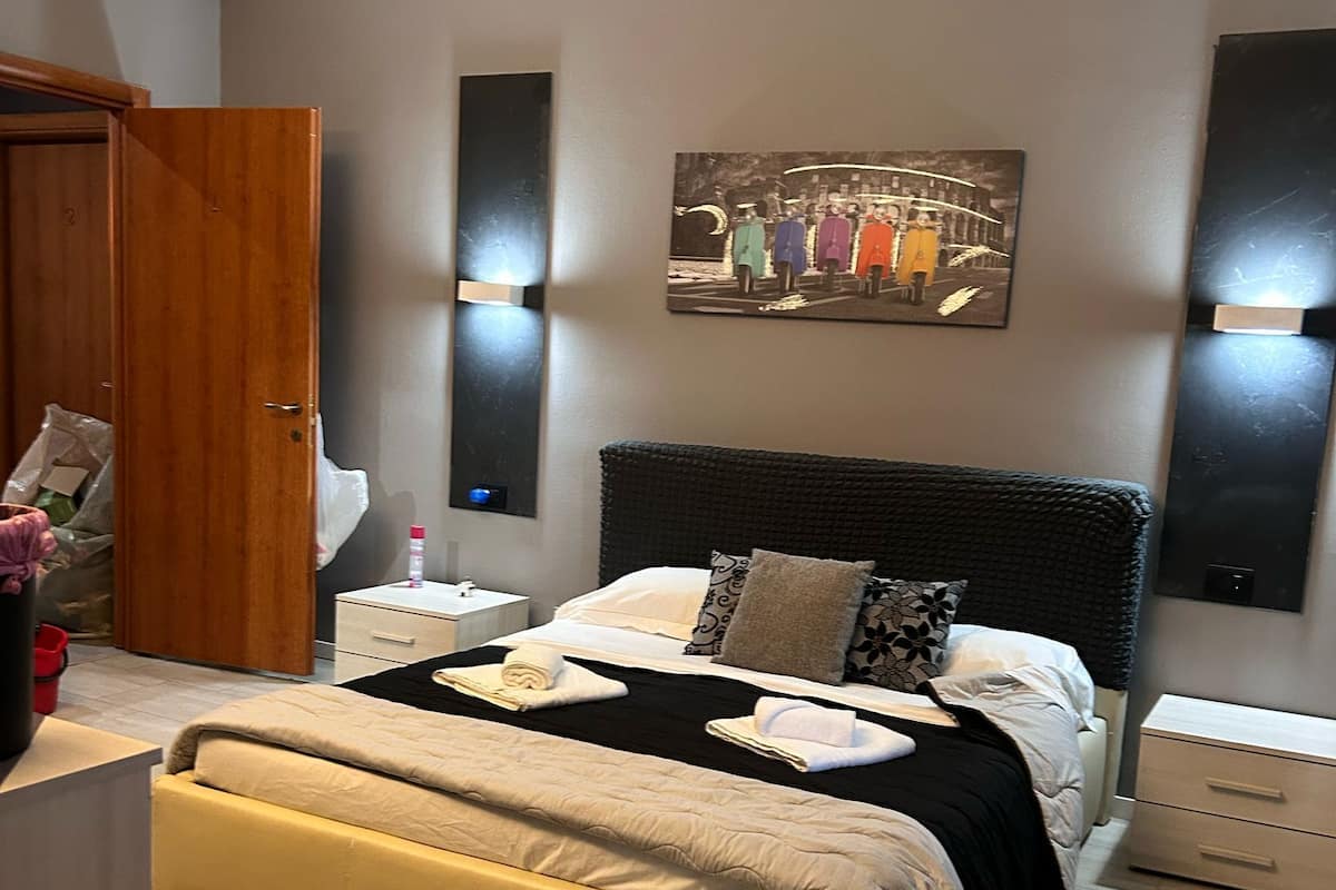 Chambre Quadruple Deluxe, vue ville | Bureau, espace de travail pour ordinateur portable, rideaux occultants