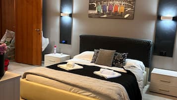 Deluxe-Vierbettzimmer, Stadtblick | Schreibtisch, laptopgeeigneter Arbeitsplatz, Verdunkelungsvorhänge