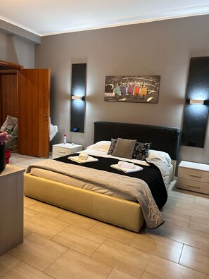 Bureau, espace de travail pour ordinateur portable, rideaux occultants