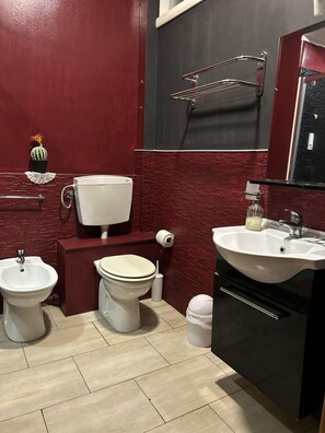 Deluxe driepersoonskamer, uitzicht op stad | Badkamer | Gratis toiletartikelen, een haardroger, handdoeken, zeep