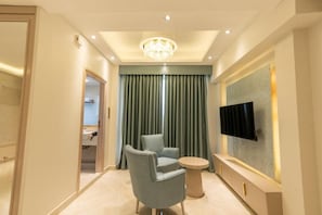Premium Double Room, Balcony, Sea View | Living area