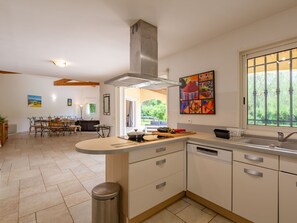 Kjøleskap, mikrobølgeovn, ovn og oppvaskmaskin