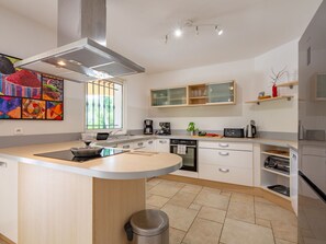 Kjøleskap, mikrobølgeovn, ovn og oppvaskmaskin