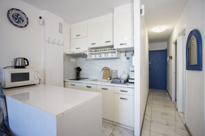 Réfrigérateur, micro-ondes, plaque de cuisson, cafetière/bouilloire
