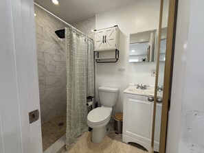 Douche, sèche-cheveux, serviettes fournies, savon