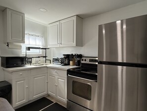 Réfrigérateur, micro-ondes, four, cafetière/bouilloire