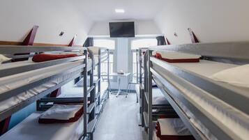 Cofres nos quartos, Wi-Fi de cortesia, roupa de cama