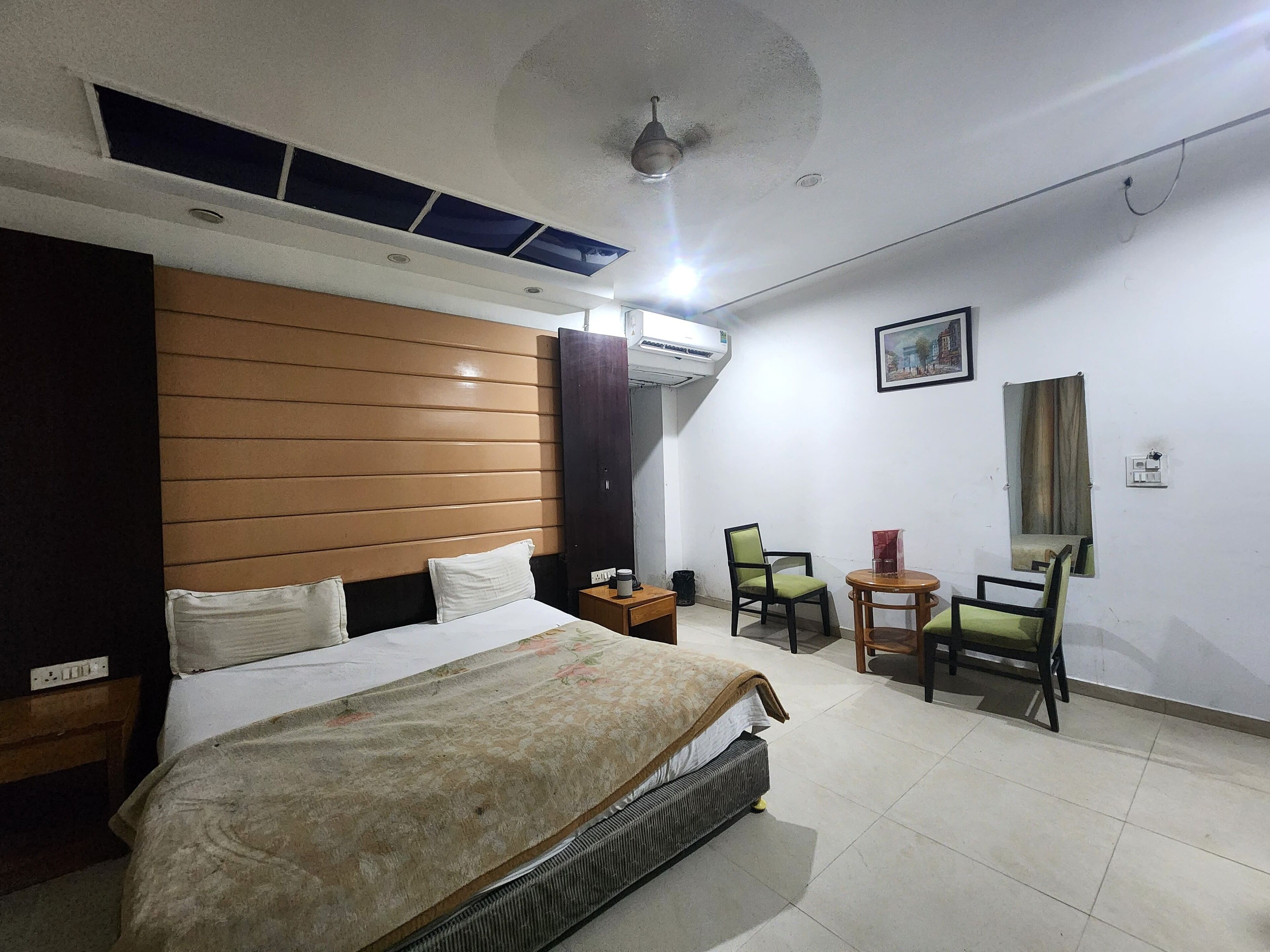 Desk, laptop workspace, free WiFi