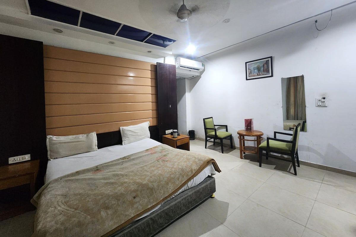 Skrivebord, skrivebord for bærbar PC og wi-fi (inkludert)