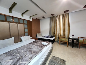 Desk, laptop workspace, soundproofing, free WiFi - Hotel Florence Legacy (New Delhi)