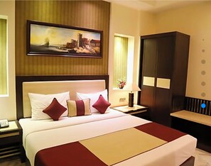 Desk, laptop workspace, free WiFi