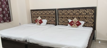 Family Quadruple Room | Desk, laptop workspace, free WiFi