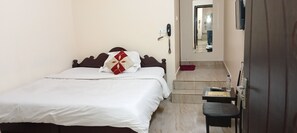 Escritorio, espacio para trabajar con laptop y wifi gratis