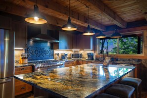 Kylskåp, mikrovågsugn, ugn och spishäll