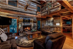 Smart TV, fireplace, DVD player - Beautiful Log Home with Hot Tub, Sauna + Stunning Mountain Views – Featured on HGTV & Disney! (MARS HILL)
