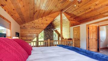 4 habitaciones, escritorio y tabla de planchar con plancha