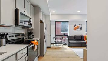 Frigorifero, microonde, forno, piano cottura