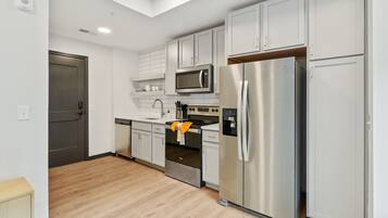 KĂŒhlschrank, Mikrowelle, Ofen, Herdplatte