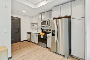 Jääkaappi, mikroaaltouuni, uuni, liesi