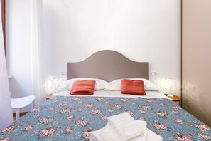 2 habitaciones y tabla de planchar con plancha