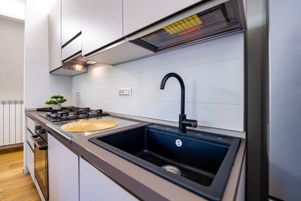 Refrigerador, microondas, horno y parrilla de estufa 