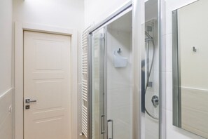 Douche, sèche-cheveux, bidet, serviettes fournies