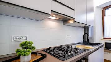 Frigorifero, microonde, forno, piano cottura