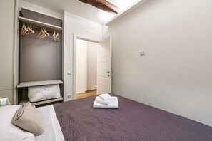 2 habitaciones y tabla de planchar con plancha 