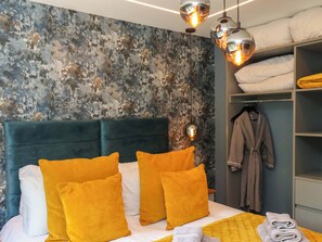 2 dormitorios, decoración individual, mobiliario individual