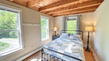 4 bedrooms, desk, iron/ironing board, free WiFi