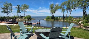 Spacious 3-Bed, 2-Bath Private Home Featuring a Private Marina, Kayaks and Gas fire pit