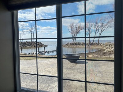 Spacious 3-Bed, 2-Bath Private Home Featuring a Private Marina, Kayaks and Gas fire pit
