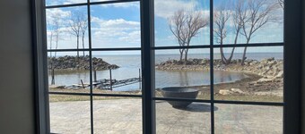 Spacious 3-Bed, 2-Bath Private Home Featuring a Private Marina, Kayaks and Gas fire pit